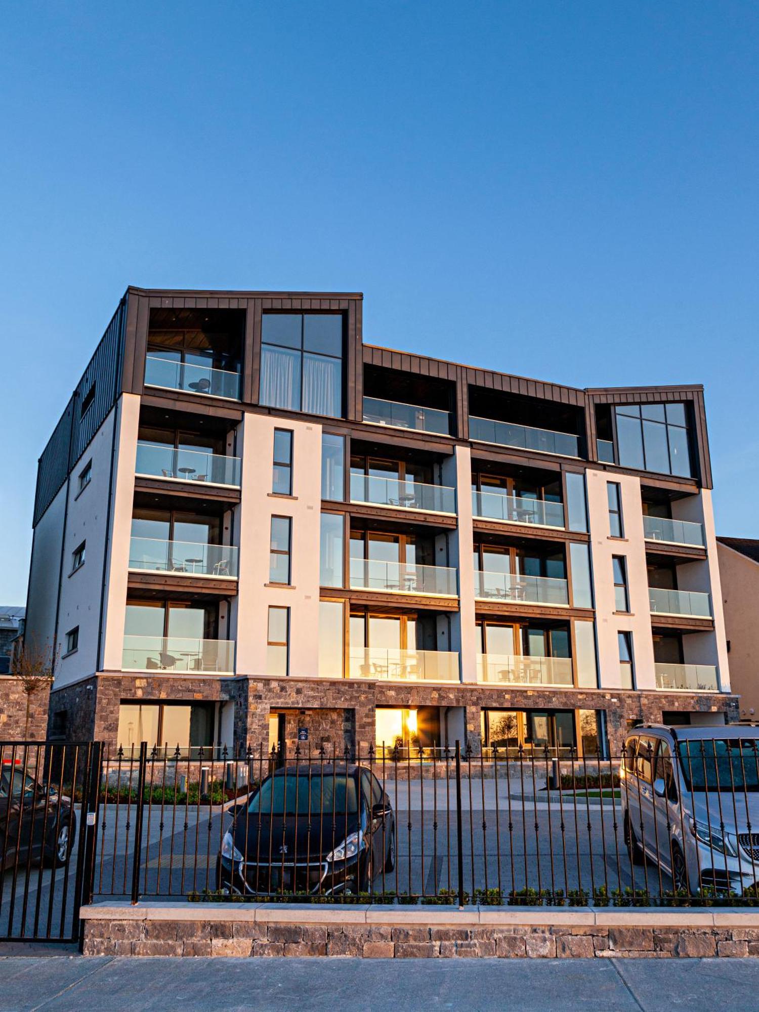 Shoreline Apartments Galway Buitenkant foto